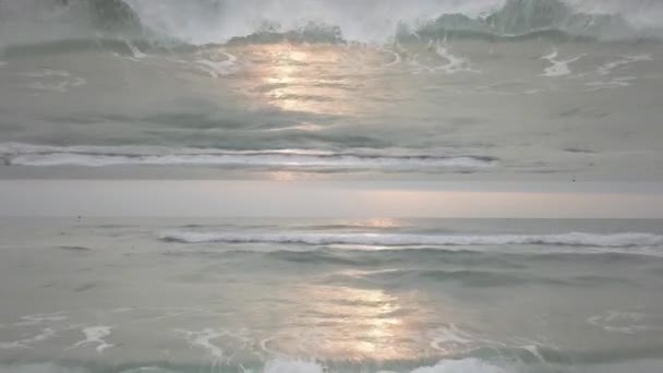 Hermoso paisaje marino con efecto espejo horizonte con olas que se estrellan en la orilla. Ondas interminables con reflejo solar en la superficie del agua, tema de inicio . — Vídeos de Stock
