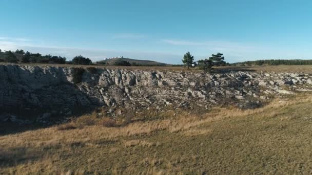 Herrliche Aussicht auf das von Nadelbäumen bedeckte Tal in der Nähe von kleinen Zelten und bizarren runden weißen Gebäuden auf einem Hügel im Hintergrund. Schuss. Blick von oben — Stockvideo