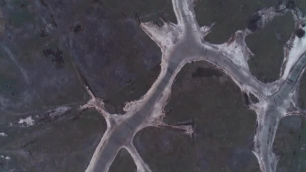 Luftaufnahme eines mit Eis und Schnee bedeckten Flusses. Schuss. wunderbare Winterlandschaft — Stockvideo