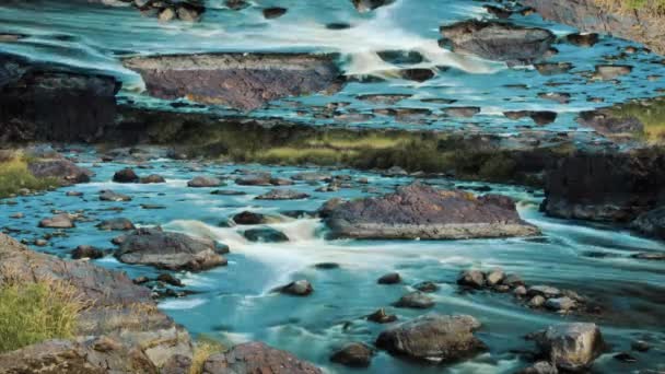 Amazing turquoise water stream with stones and mirror horizon effect, time lapse. Beautiful fast blue river with boulders, inception theme. — Stock Video