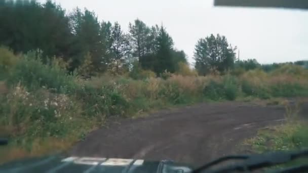 Uitzicht vanaf suv bewegen op Off-Road in platteland. Clip. Landschap van het platteland — Stockvideo