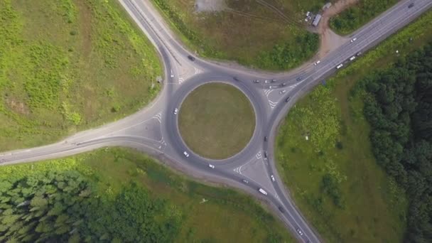 Vista aérea del círculo de la rotonda con coches en movimiento cerca del bosque. Clip. Pista por país — Vídeo de stock