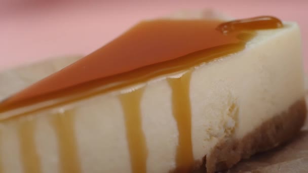 Gros plan sur les tranches de gâteau au fromage garnies de sauce au caramel. Cadre. Délicieux dessert — Video