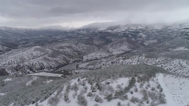 Vista aérea de las montañas de invierno, paisaje de invierno. Le dispararon. Majestuosas montañas de nieve, Vista aérea de las montañas cubiertas de nieve — Vídeos de Stock