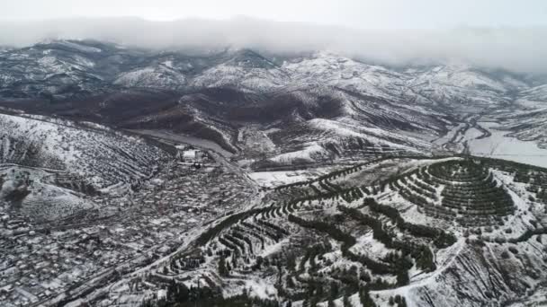 村山、冬の山での日の出の空撮。ショット。森林と山々 が冬に雪で覆われています。 — ストック動画
