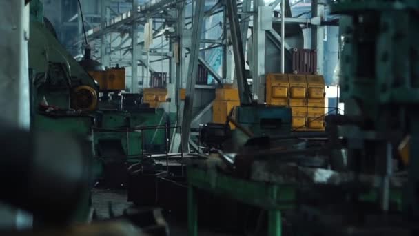 Gros plan d'une clé près de machines industrielles dans une ancienne usine. Atelier industriel . — Video