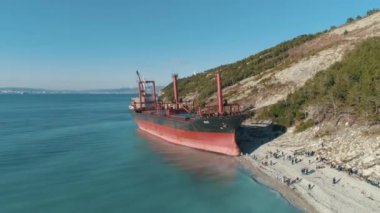 Büyük kırmızı tanker gemi denizde kıyıya yakın görüntüleyin. Vurdu. Yukarıdan görüntülemek