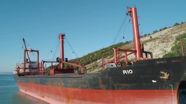 Üstünde belgili tanımlık rıhtım kıyıya yakın büyük kırmızı ve siyah konteyner gemisi close-up. Vurdu. Deniz nakliyatı — Stok video