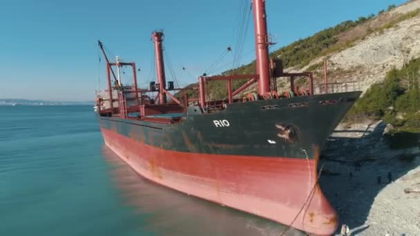 Visa på stora röda tanker fartyg i havet nära kusten. Skott. Visa från ovan — Stockvideo