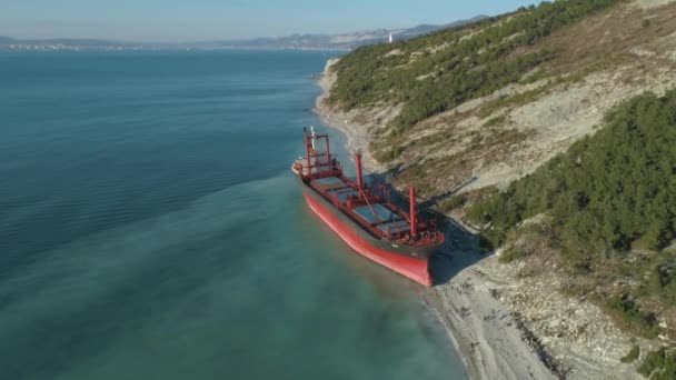 Großes Tankschiff im stillen blauen Wasser in Küstennähe mit herumlaufenden Touristen. Schuss. Seeverkehr — Stockvideo