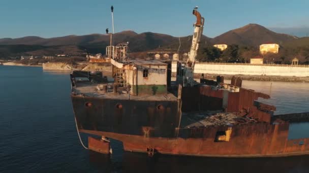 Close-up van oude en roestige gezonken schip op een zandbank tegen de kustlijn. Schot. Oude zeeschip — Stockvideo