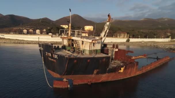 Nahaufnahme eines alten und rostigen gesunkenen Schiffes auf einer Untiefe vor der Küste. Schuss. altes Seeschiff — Stockvideo
