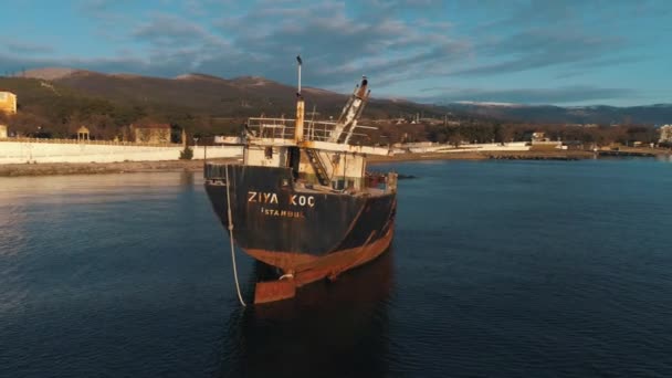 Närbild av gamla och rostiga sjunket skepp på ett stim mot kusten. Skott. Gamla havsgående fartyg — Stockvideo