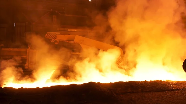 Trasporto di acciaio caldo fuso nel paracadute, concetto di industria pesante. Filmati delle scorte. Acciaio fuso a caldo nell'impresa siderurgica . — Foto Stock