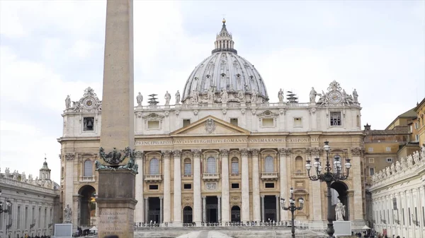 Saint Peter Square, the Basilica and Obelisk in the Vatican, tourism and architecture concept. Efir. Beautiful Saint Peter Cathedral against cloudy sky in a summer day. — Stock Photo, Image