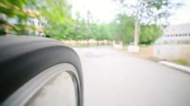 Spor bisiklet - Bisiklet Tekerlekler ve yaz at binme road perspektif. Bir bisiklet tekerleği sürme portre