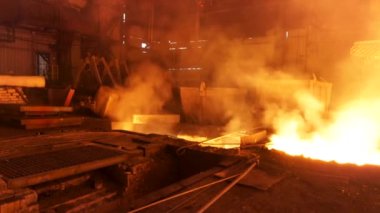Oluk içinde erimiş çelik ile Metalurji Fabrikası'nda sıcak salonu. Stok görüntüleri. Metalurji inşaat, endüstriyel süreç, demir üretim.
