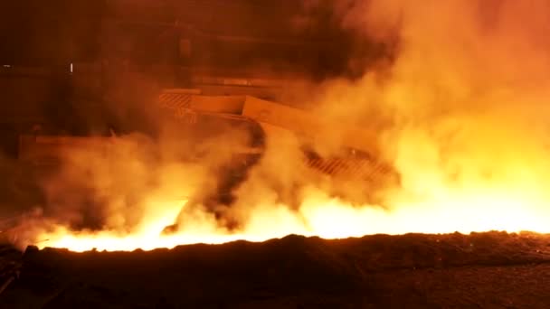 Transport d'acier chaud fondu dans la goulotte, concept de l'industrie lourde. Images d'archives. Acier fondu chaud dans l'entreprise sidérurgique . — Video