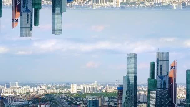 Panorámás légi felvétel a felhőkarcolók, a pénzügyi negyedben, Anglia, Egyesült Királyság, tükör horizon hatása. Stock footage. A felhős ég háttere, kezdetektől téma modern magas épületek. — Stock videók