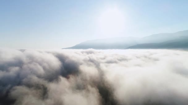 Όμορφη απέραντο ουρανό, ήλιο και μπλε, με καθαρό ουρανό. Βολή. Μαγευτική θέα του άσπρα σύννεφα που ρέει κατά κορυφές βουνών και το γαλάζιο του ουρανού πρωί. — Αρχείο Βίντεο