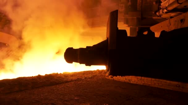 Molten steel pouring process with steam clubs at metallurgical plant. Stock footage. Close up fot steel pouring machine. — Stock Video