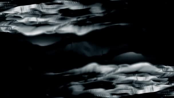 Las líneas abstractas se reflejan en el agua sobre fondo negro. Animación. Animación abstracta de líneas geométricas moviéndose sobre fondo negro aislado reflejado en líquido — Vídeo de stock