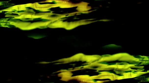 초록 라인 검정 바탕에 물에 반영 됩니다. 애니메이션입니다. 격리 된 검은색에 이동 하는 기하학적 인 라인의 추상 애니메이션 액체에 반영 — 비디오