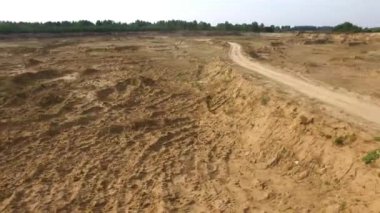 Damperli kamyon açık pit yolda. Sahne. Damperli kamyon ile orman ufukta kil yol ocağı kırsal üzerinde sürüş Üstten Görünüm