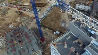 Şantiye vinç ile en iyi görünümü. Sahne. Crane Caddesi'ndeki duran arabalı inşaat sitesinde binaların çatıları üzerinde duruyor. Kentsel konut inşaatı