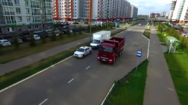 Moskova, Rusya - Haziran, 2018: Üstten görünüm üzerinde şehir sokak sürüş kamyon. Sahne. Şehrin konut binalar arasında asfalt yolda büyük kamyon sürmek