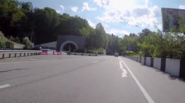 Sarı ışık yolu tüneli görünümünü. Sahne. Araba dağda yapılan yarım daire biçimli Asfaltlı uzun tunnul girer. Yaz aylarında yol gezisi