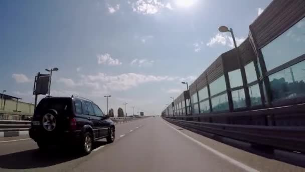 Vorstadtautobahn mit Ampeln. Szene. schöne Aussicht auf Asphalt-Auto mit Lichtern und Zäunen an sonnigen Tag mit Blick auf blauen Himmel. Sommerliche Roadtrips — Stockvideo