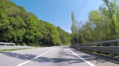 Trafik ile asfalt dağ yolda araba sürmek. Sahne. Parça araba trafik ve güzel manzaralı dağ eğim ile yaz aylarında yeşillik virajlı dağ