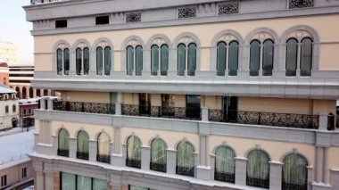 Havadan görünümü bakan apartmanın bulutlu gün kurulması. Hisse senedi. Şehirdeki pahalı dairelerin Üstten Görünüm