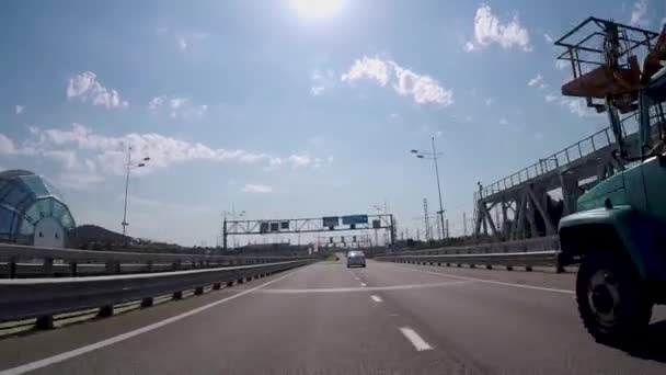 다리와 교외 고속도로에 자동차에서 보기. 장면입니다. 아스팔트 고속도로 교외, 내려다 보이는 푸른 하늘 다리 아래 통과와 아름 다운 풍경 — 비디오