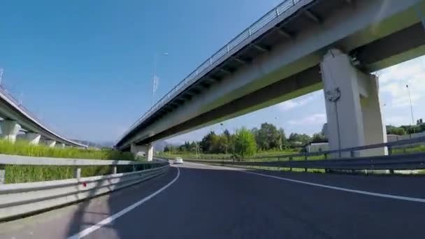 다리와 교외 고속도로에 자동차에서 보기. 장면입니다. 아스팔트 고속도로 교외, 내려다 보이는 푸른 하늘 다리 아래 통과와 아름 다운 풍경 — 비디오