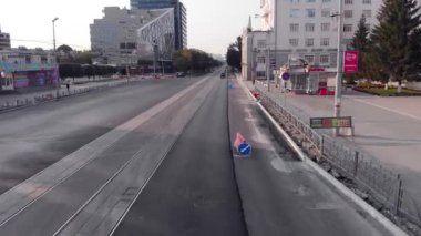 Yekaterinburg, Rusya - Haziran, 2018: kavşak trafik yol araç hareket hava manzaralı dron tarafından taşıma. Hisse senedi. Şehirde taşıma değiş tokuşun Üstten Görünüm