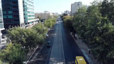 Yekaterinburg, Rusya - Haziran, 2018: yolun şehrin görünümünü araçların bir dere ile Top. Hisse senedi. Bir yaz gününde trafik şehir sessiz sayısı