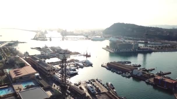 Luftaufnahme erstaunlicher Boote bei Sonnenuntergang. Aktien. Blick auf den Yachthafen in der Stadt im Sommer — Stockvideo