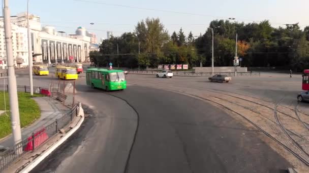 Ekaterimburgo, Rusia - junio de 2018: Transporte urbano. Acciones. Metrópolis moderna con intersección de las vías de tráfico . — Vídeo de stock