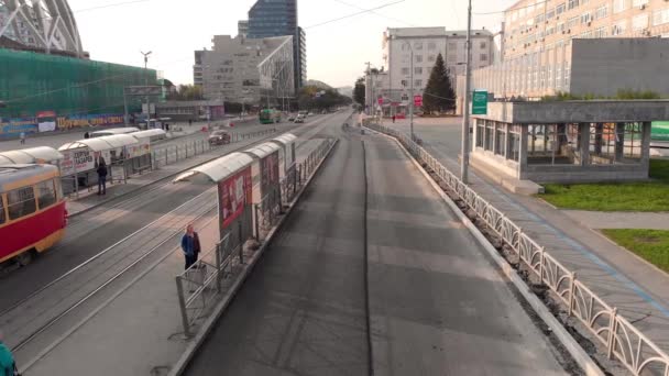 Yekaterinburg, Rússia - junho de 2018: Transporte urbano. Estoque. Metrópole moderna com cruzamento das trilhas de trânsito . — Vídeo de Stock