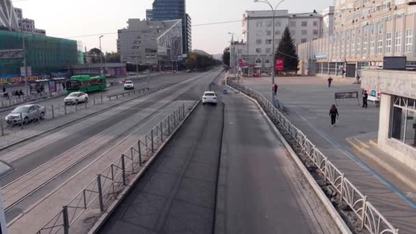 Jekaterinenburg - juni, 2018: Stedelijk vervoer. Voorraad. Moderne metropool met snijpunt van de routes van het verkeer. — Stockvideo