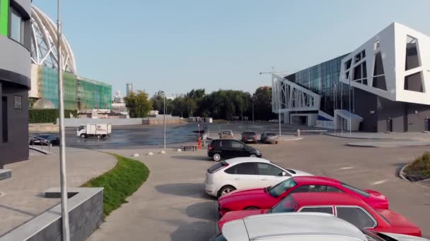 Ekaterinbourg, Russie - Juin 2018 : Vue de dessus du parking près du centre d'affaires. Des actions. Vue aérienne de voitures de différentes marques et couleurs debout dans un parking près du centre commercial dans un — Video