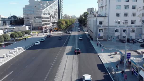 Jekaterinenburg - juni, 2018: Vervoer junction verkeer wegnaar voertuig beweging luchtfoto per drone. Voorraad. Bovenaanzicht van de uitwisseling van het vervoer in de stad — Stockvideo