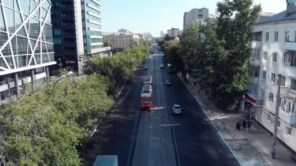 Ekaterimburgo, Rusia - Junio, 2018: Vista superior de la carretera en la ciudad con un arroyo de coches. Acciones. Ciudad tranquilas vistas del tráfico en un día de verano — Vídeos de Stock