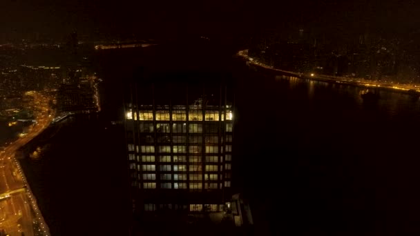 Top view of the skyscraper at night. Stock. Lonely skyscraper at night in the city — Stock Video