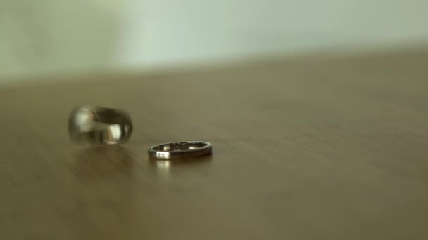 Woodentable에 골드 반지 약혼 반지를 결혼식. 주식입니다. 테이블에 결혼 반지 — 비디오