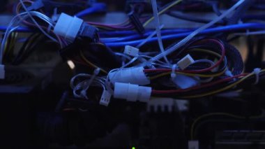 İşlemci ile mavi neon ışık ve lots-in tel ve prizler Soğutucular close-up. Stok görüntüleri. Bilgisayar ve teknoloji