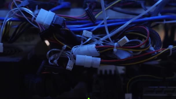 Primo piano di refrigeratori di processore con luce blu al neon e un sacco di fili e spine. Filmati delle scorte. Informatica e tecnologia — Video Stock