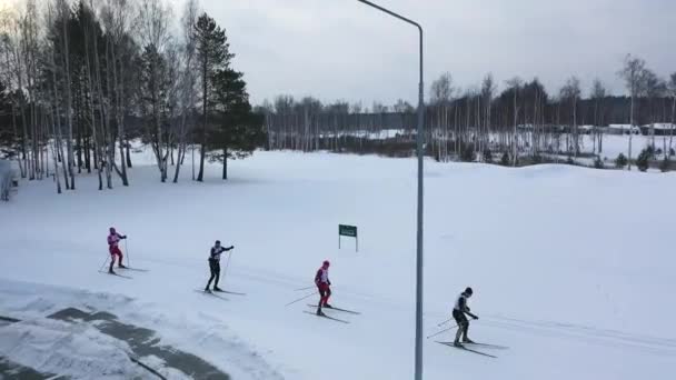 스키 경쟁에 참여 하 고 스키 트랙에서 실행 되는 선수의 그룹의 공중 전망. 영상입니다. 스포츠와 경쟁 — 비디오